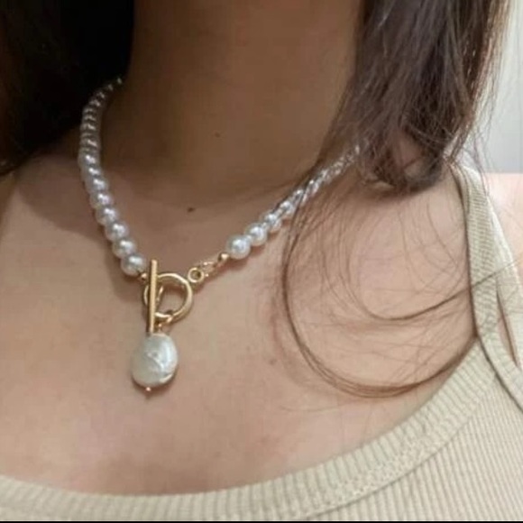 Trendy Pearl Necklace - Picture 5 of 5